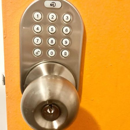 Women Only Rooms - Men Only Rooms - Free Wifi - Coffee Parking - Lockers Miami Exterior photo